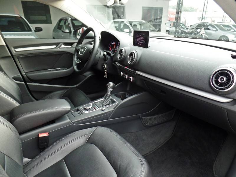 AUDI - A3 - 2014/2015 - Prata - R$ 82.800,00