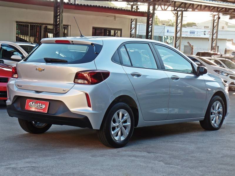 CHEVROLET - ONIX - 2022/2023 - Prata - R$ 68.800,00