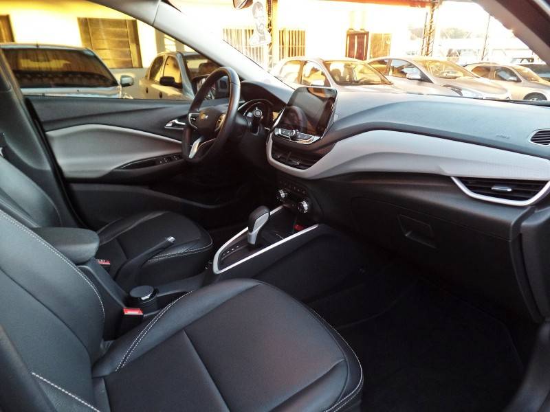 CHEVROLET - ONIX - 2023/2024 - Prata - R$ 110.800,00