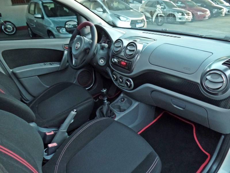FIAT - PALIO - 2015/2015 - Branca - R$ 46.800,00