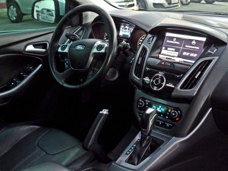 FORD - FOCUS - 2014/2015 - Prata - R$ 64.800,00