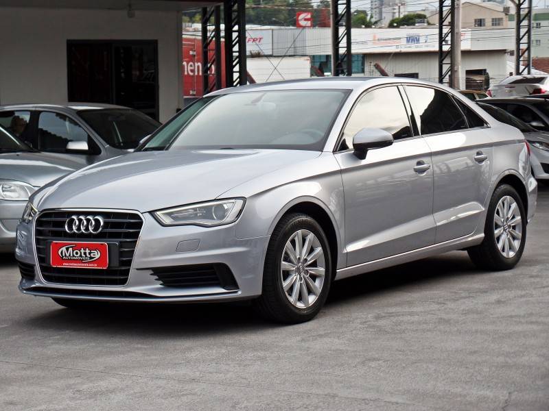 AUDI - A3 - 2014/2015 - Prata - R$ 82.800,00