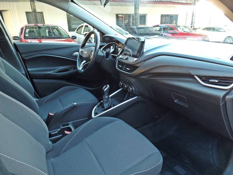 CHEVROLET - ONIX - 2022/2023 - Prata - R$ 68.800,00