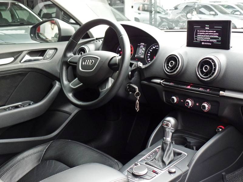 AUDI - A3 - 2014/2015 - Prata - R$ 82.800,00