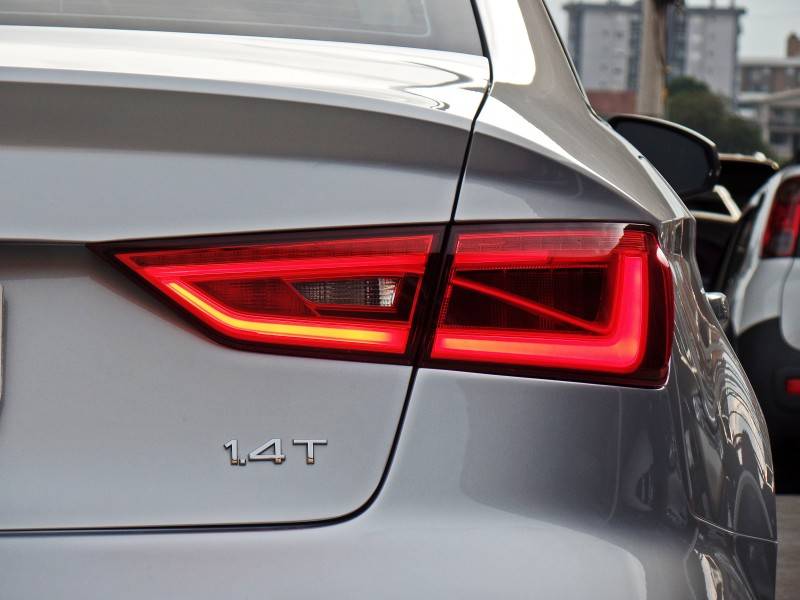 AUDI - A3 - 2014/2015 - Prata - R$ 82.800,00