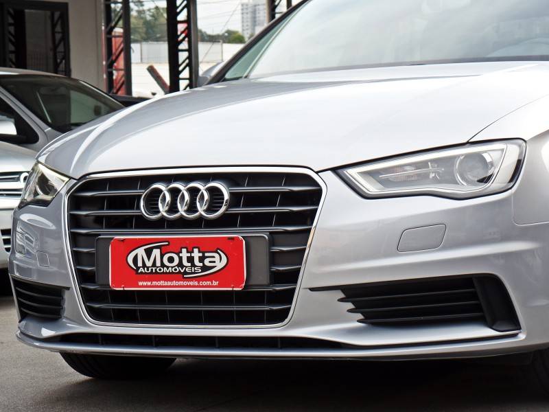 AUDI - A3 - 2014/2015 - Prata - R$ 82.800,00