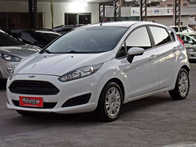 FORD - FIESTA - 2015/2016 - Branca - R$ 51.800,00