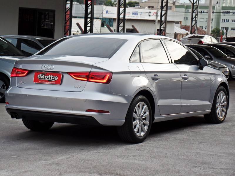 AUDI - A3 - 2014/2015 - Prata - R$ 82.800,00