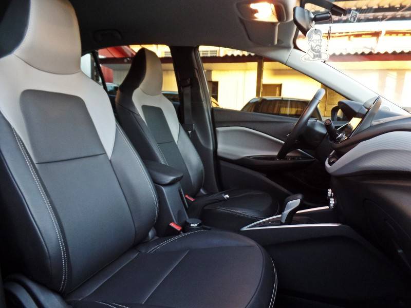 CHEVROLET - ONIX - 2023/2024 - Prata - R$ 110.800,00