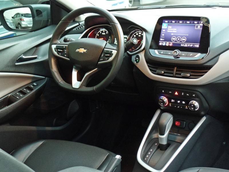 CHEVROLET - ONIX - 2023/2024 - Prata - R$ 110.800,00