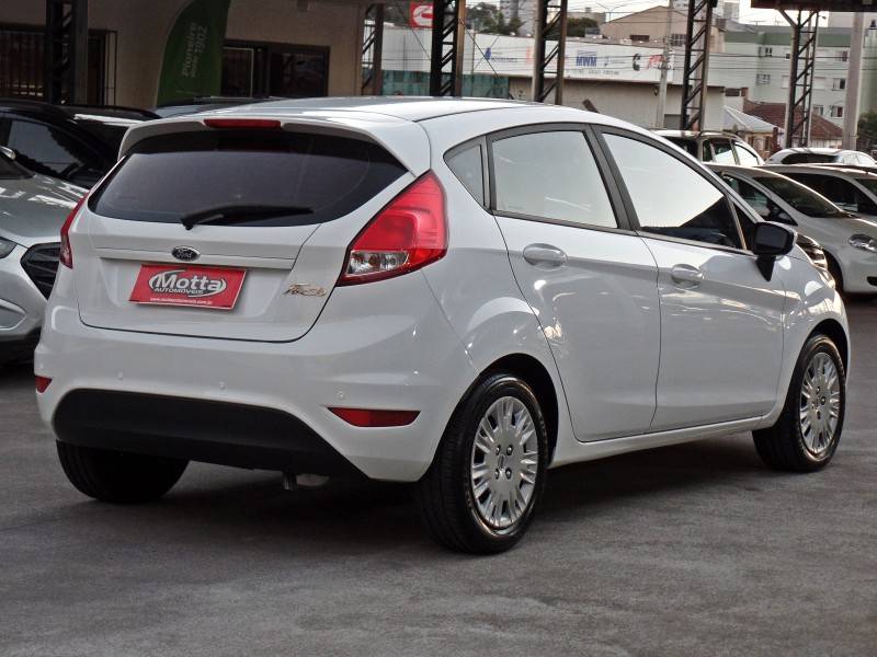 FORD - FIESTA - 2015/2016 - Branca - R$ 51.800,00